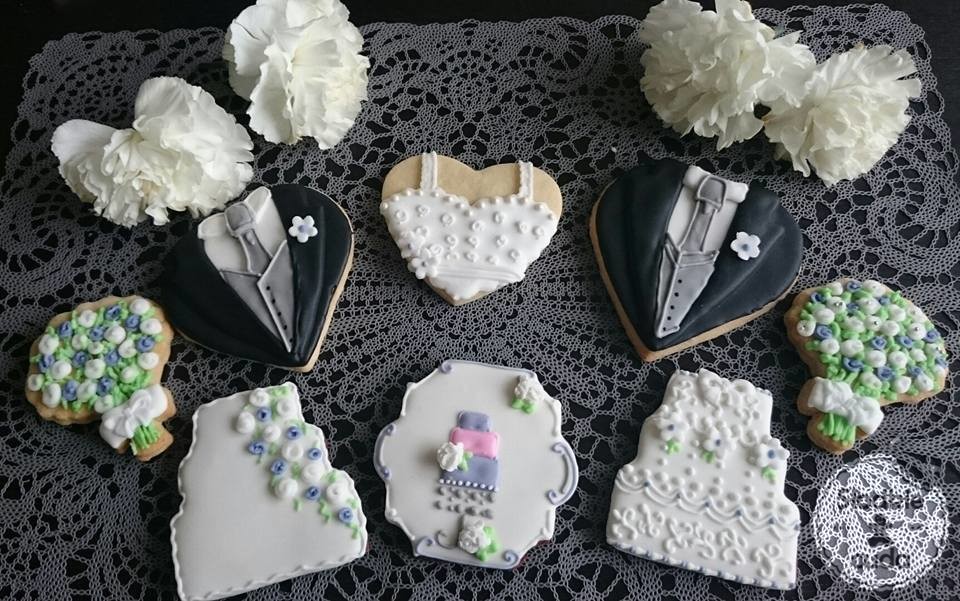 Ślubne ciasteczka i pierniczki jako forma podziękowania dla gości lub prezent dla pary młodej jako załącznik do kwiatów