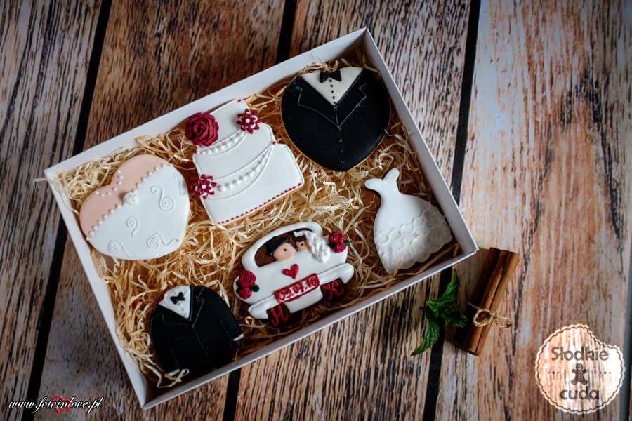 Ślubne ciasteczka i pierniczki jako forma podziękowania dla gości lub prezent dla pary młodej jako załącznik do kwiatów