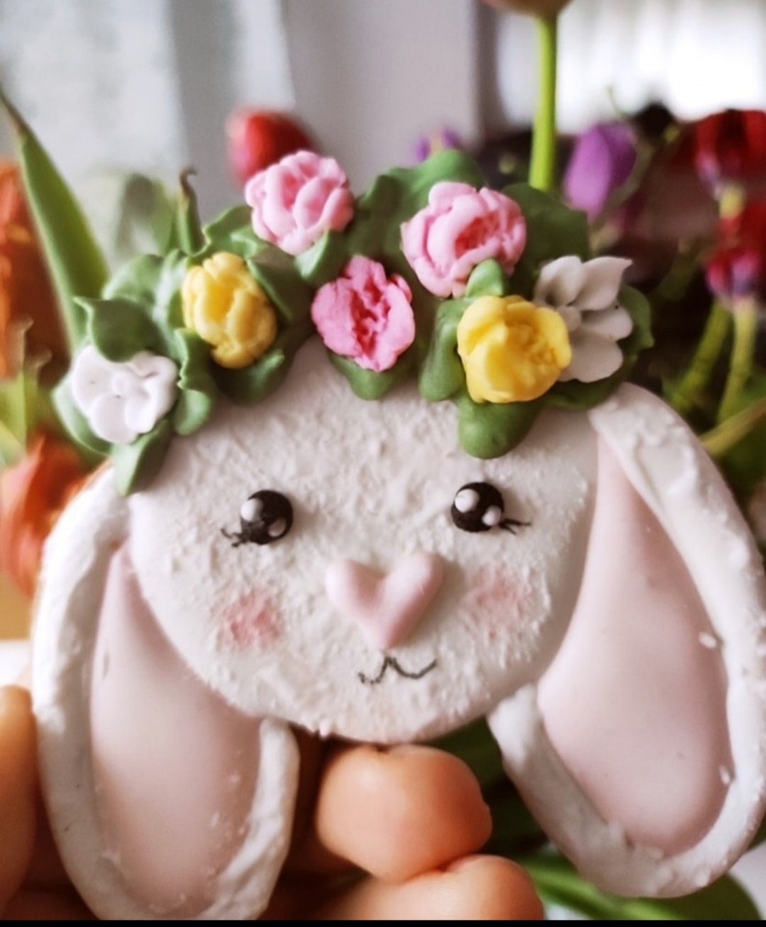 Głowa królika z kwiatami