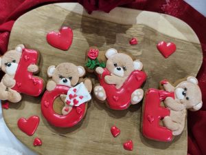 Napis love z misiami