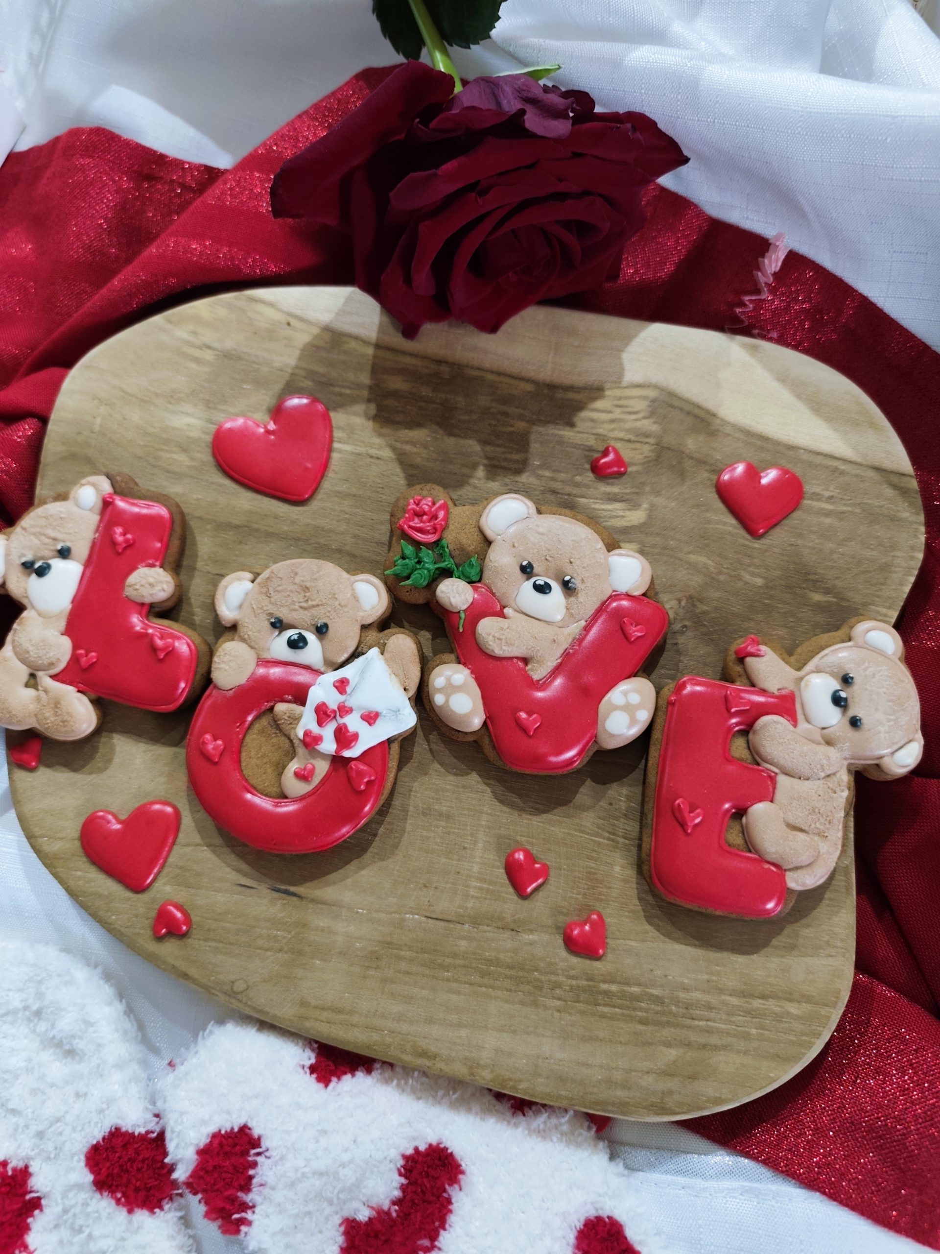 Napis love z misiami